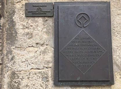 Die Welterbe-Plakette am Quedlinburger Rathaus.