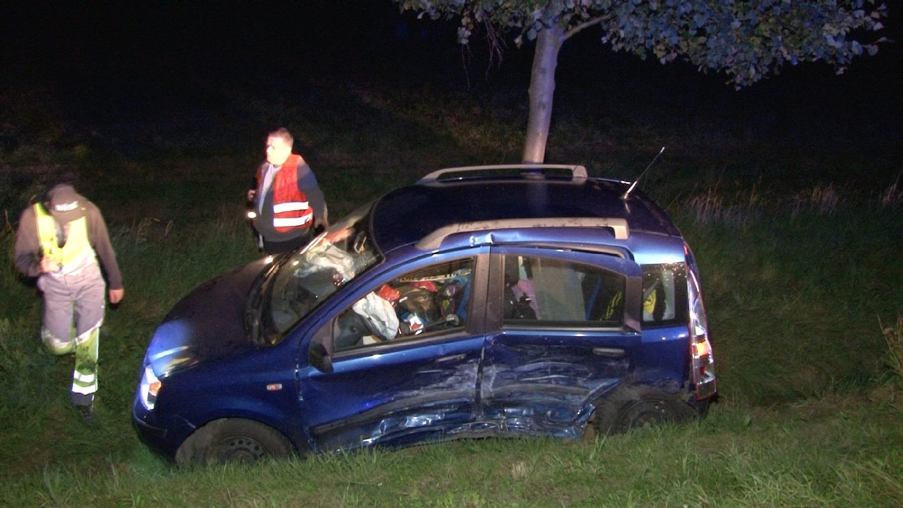 Eines der Unfallfahrzeuge nach dem Zusammenprall. Drei Menschen wurden bei dem Unfall schwer verletzt.