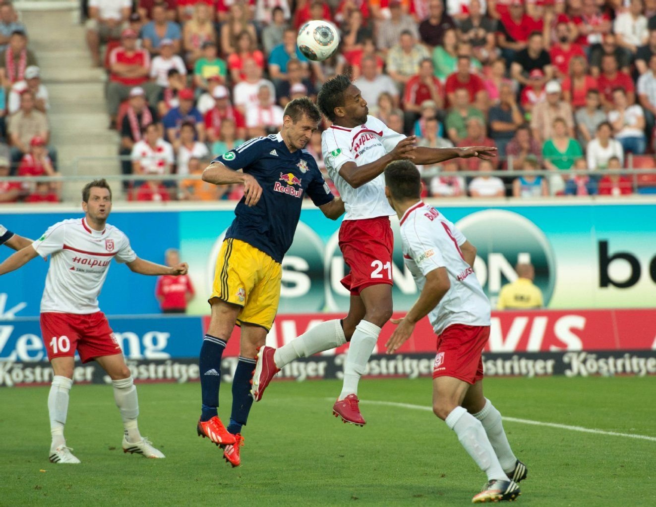 HFC-Spieler Pierre Merkel (Mi.) gewinnt einen Kopfball gegen den Leipziger Tobias Willers.