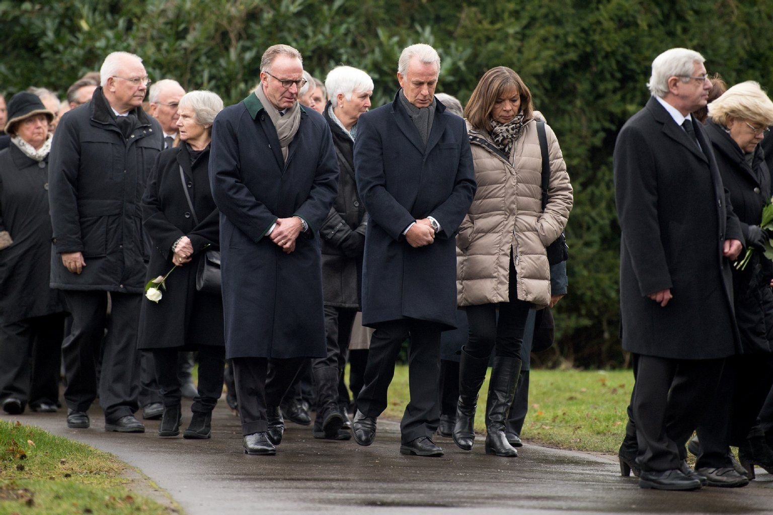 Großen Andrang auf dem Friedhof in Köln-Weiden: Rainer Bonhof (Mitte) und FCB-Boss Karl-Heinz Rummenigge gaben sich auf der Beerdigung von Udo Lattek die Ehre.