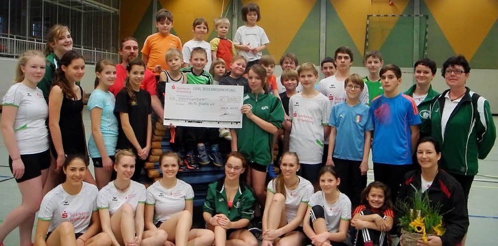 Mit dem Scheck über 500 Euro will Dieter Korbien aus Zahna das Training der SG 75 unterstützen.