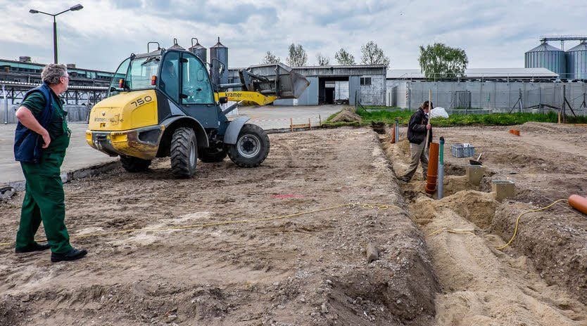 Die Baustelle für den Kälberstall ist eingerichtet.
