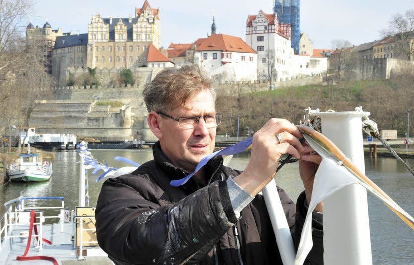 Kapitän Uwe Neumann macht die „Saalefee“ wieder flott: Das Schiff wird nicht nur gereinigt, sondern auch ein bisschen geschmückt.