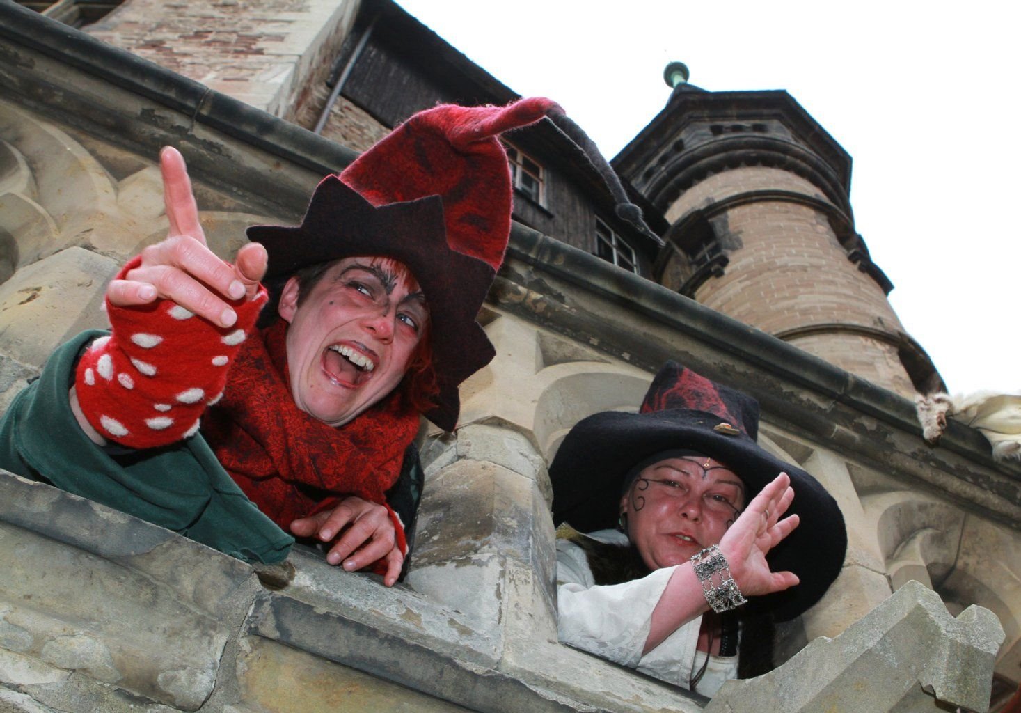 Zwei als Hexen verkleidete Frauen treiben am 30.04.2013 zur Walpurgis auf Schloss Wernigerode (Sachsen-Anhalt) mit den Besuchern ihre Späße.