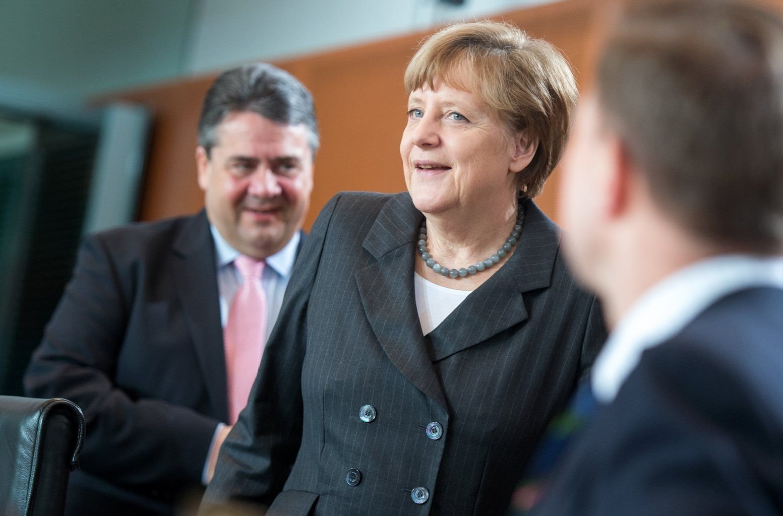 Die Bundesregierung um Angela Merkel und Sigmar Gabriel billigte am Mittwoch ein neues Gesetzespaket zum Fracking.