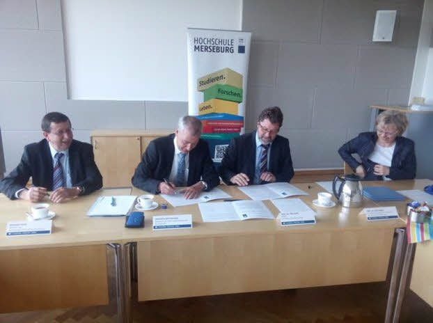 Reinhard Kissel, Direktor der Bundeswehrfachschule Naumburg, Christoph Reifferscheid, Präsident des Bildungszentrums der Bundeswehr, sowie Jörg Kirbs und Heike Mrech, Rektor und Prorektorin der Hochschule Merseburg, unterzeichnen am Donnerstag eine Kooperationsvereinbarung.