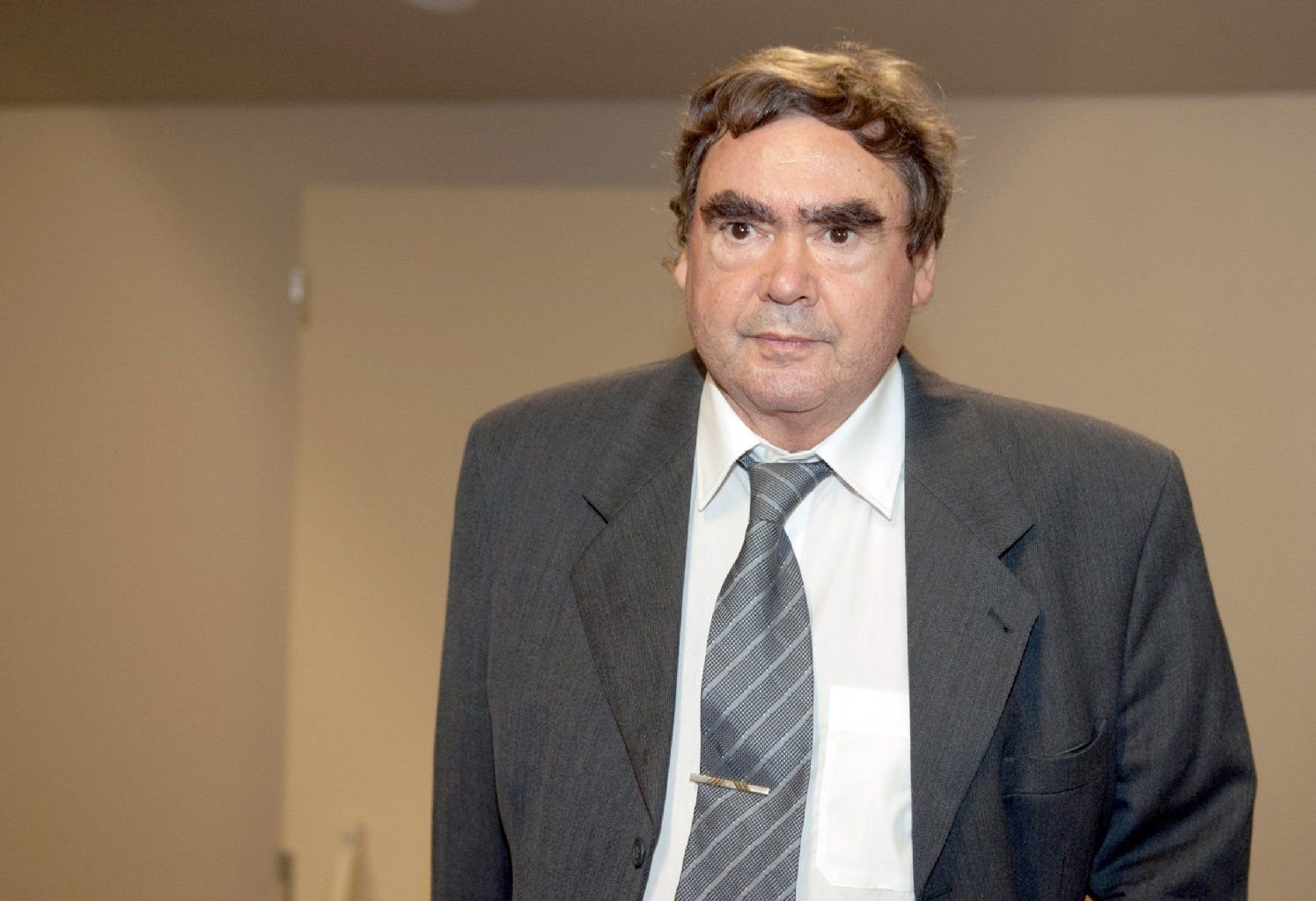 Siegfried Mundlos, Vater des mutmaßlichen NSU-Mitglieds Uwe Mundlos, geht als Zeuge in den Gerichtssaal des Oberlandesgerichts in München. Vor dem Oberlandesgericht wurde der Prozess um die Morde und Terroranschläge des "Nationalsozialistischen Untergrunds" (NSU) fortgesetzt.