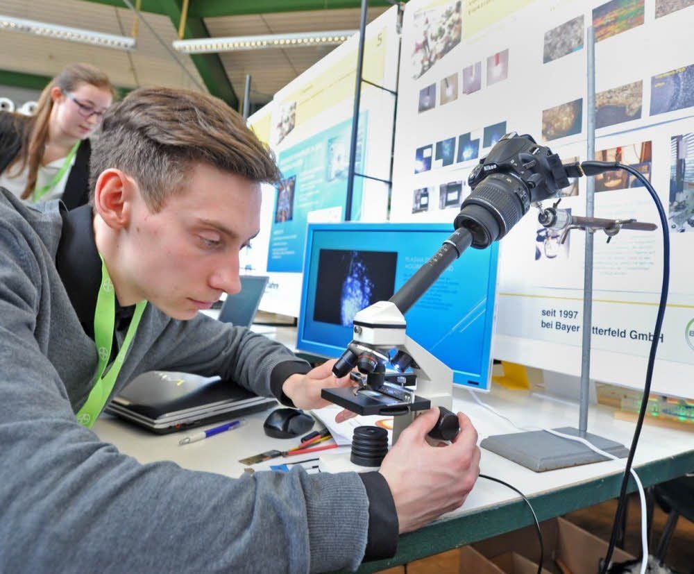 Benedikt Pintat präsentiert in Bitterfeld das Ergebnis seiner besonderen Elektrolyse.