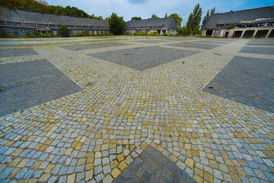 Auch der ehemalige Fliegerhorst in Köthen, hier der Appellplatz, ist ein „unbequemes Denkmal“.