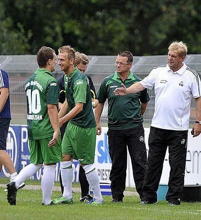 Dawid Ambroziak (Nr. zehn) geht, Ladislav Stefke (r. daneben) kommt.