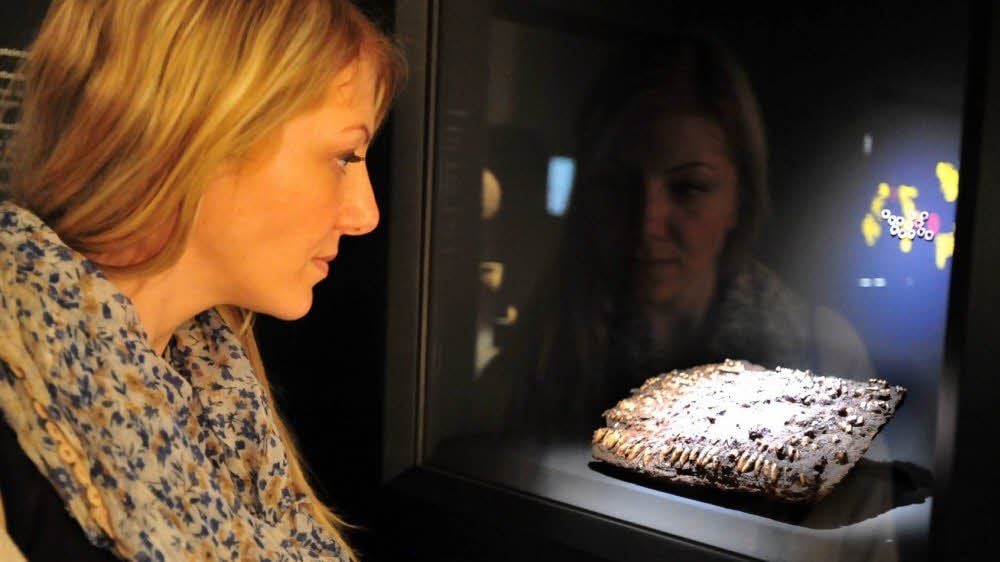 Sophie Kirchberger staunt wie sicher die ganze Damenwelt. Diese Tasche ist älter als 2 000 Jahre und kunstvoll mit Hundezähnen bestickt.