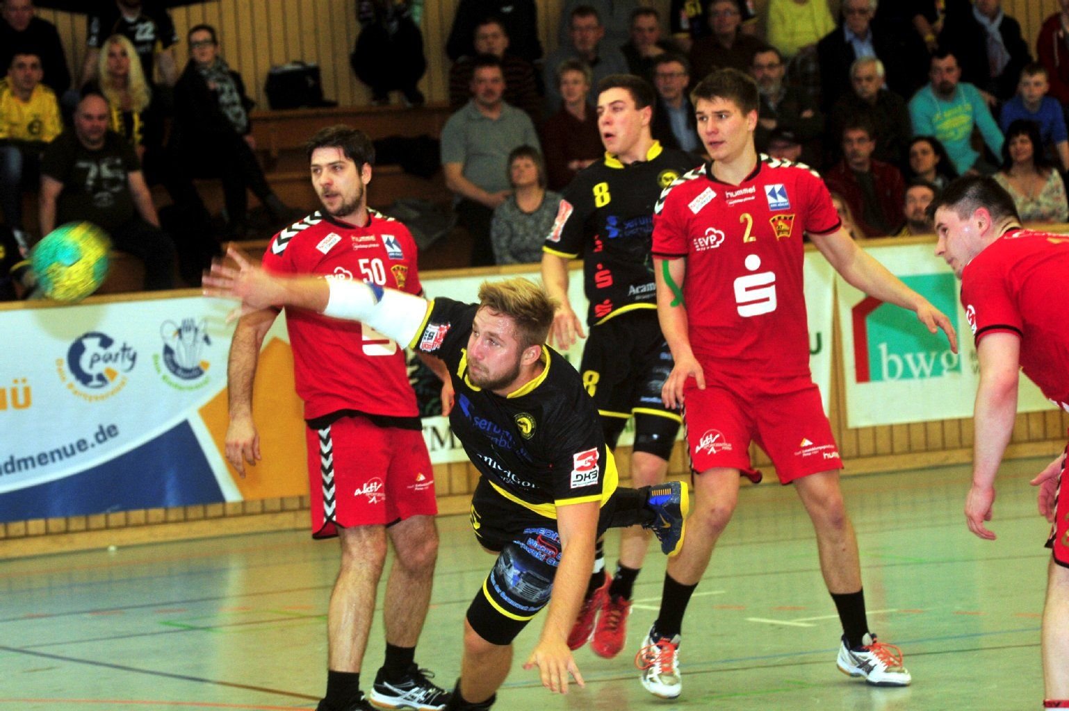 Nicholas Stiebler vom SV Anhalt Bernburg (beim Wurf ) erzielte im Spiel gegen Pirna drei Tore.