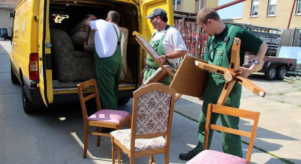 Wieder ist ein Transporter mit Möbelspenden voll beladen.