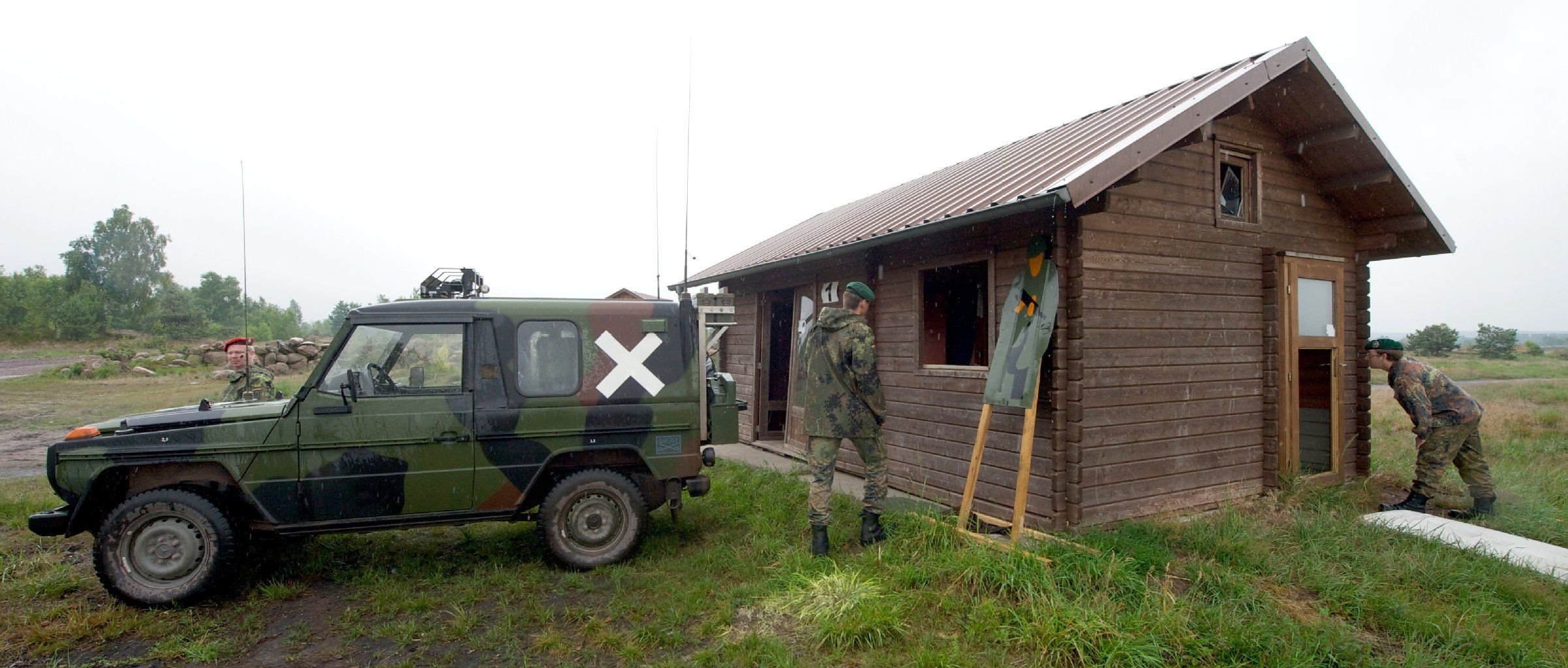 Soldaten sichern auf dem Truppenübungsplatz Altmark des Heeres in Letzlingen (Sachsen-Anhalt) ein Gebäude einer Übungssiedlung.