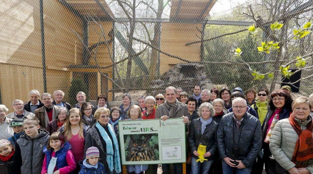 Die Mitglieder des Vereins der Förderer und Freunde des halleschen Bergzoos freuen sich über die Uhu-Voliere.