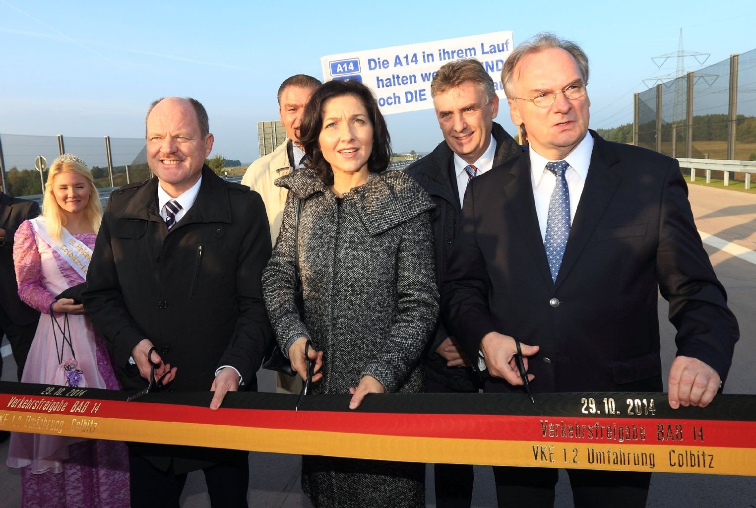 Reiner Haseloff (CDU), Ministerpräsident Sachsen-Anhalts, Katherina Reiche (CDU), Staatssekretärin im Bundesverkehrsministerium und Thomas Webel, (CDU), Verkehrsminister Sachsen-Anhalts eröffnen die Autobahn 14 in Colbitz (Sachsen-Anhalt).