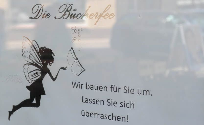 Am Schaufenster des Geschäftes wird auf den Einzug der Buchhandlung „Die Bücherfee“ aufmerksam gemacht.