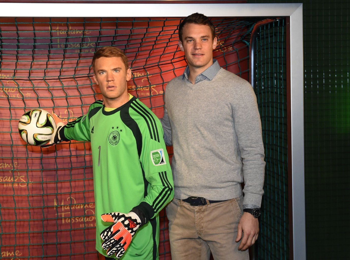 Torhüter Manuel Neuer zeigt stolz seinen Doppelgänger.