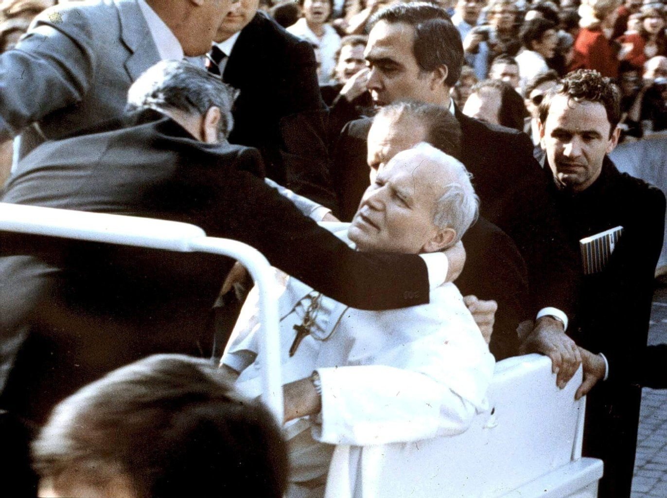 Der 13. Mai 1981: Papst Johannes Paul II. bricht zusammen, nachdem er von Agca niedergeschossen worden ist.
