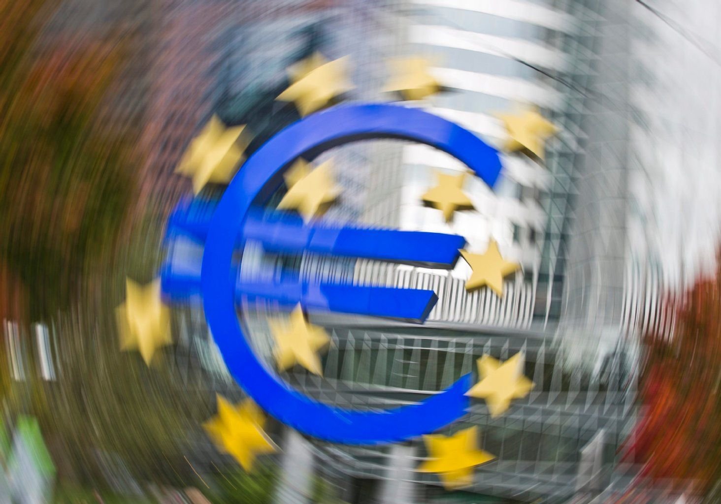 In der Zentrale der Europäischen Zentralbank (EZB) wird über die Höhe der Leitzinsen entschieden. Sinken sie, müssen sich auch Sparer auf weiter sinkende Zinsen einstellen.