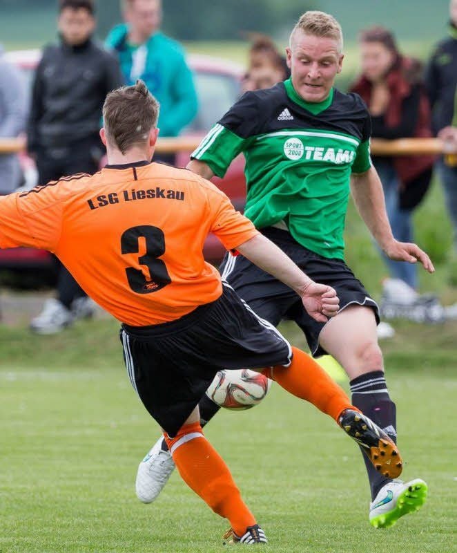 Eisdorfs Tobias Weißenborn (rechts) kämpft um den Ball.