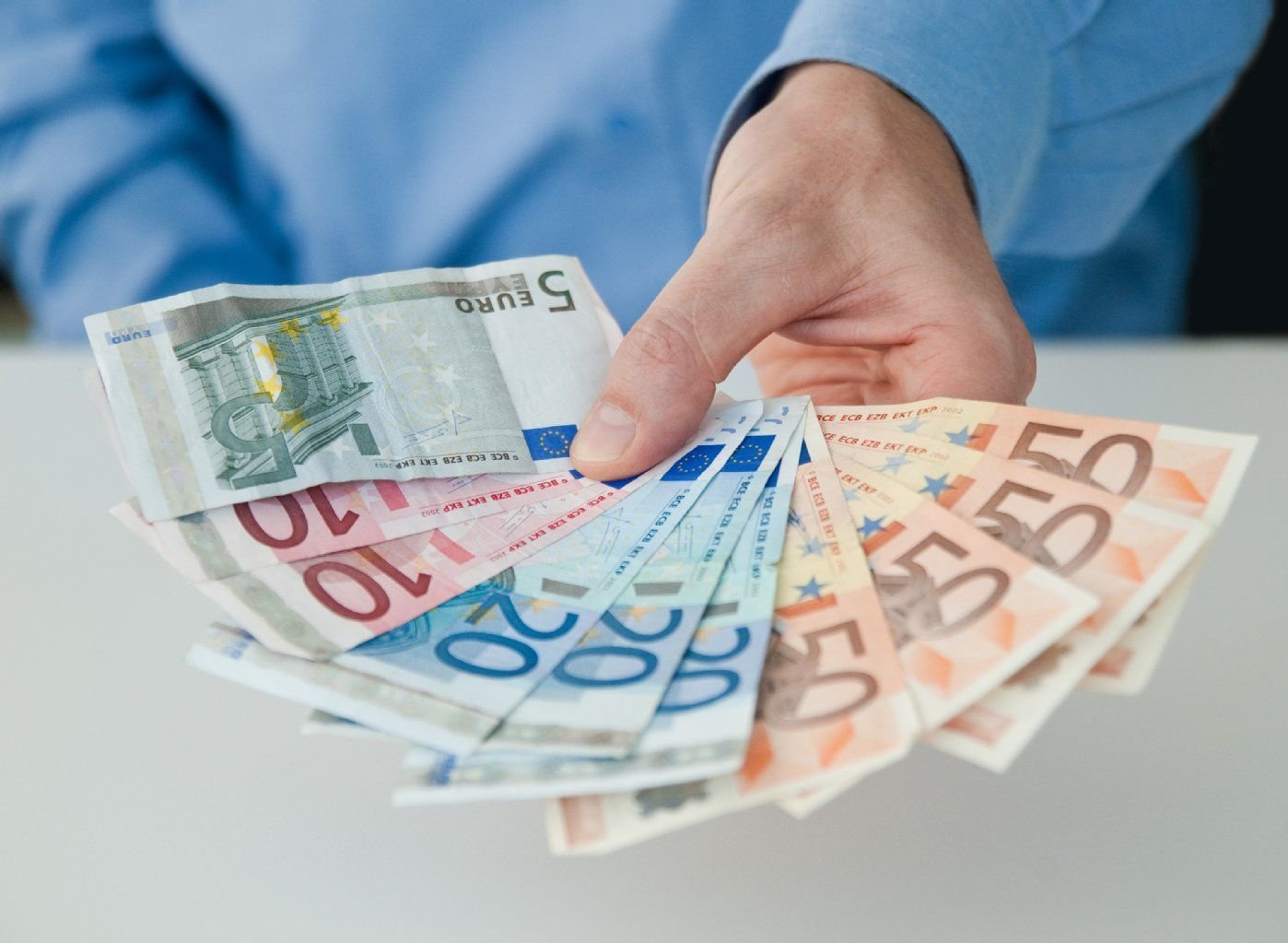 Was verdient man nach dem Abschluss? Bei der Studienwahl ist diese Frage für viele zweitrangig.