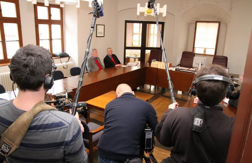 Medienrummel am Mittwoch im Amtsgericht: Vorn links der Angeklagte Gerald K., daneben sein Verteidiger Wolfgang Koop.