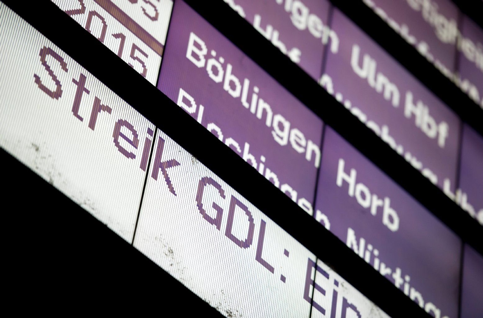 Zugausfälle durch Arbeitskämpfe sind keine Ausrede, zu spät zu kommen: Arbeitnehmer sind verpflichtet, sich auf vorhersehbare Widrigkeiten wie Staus oder Streiks vorzubereiten.