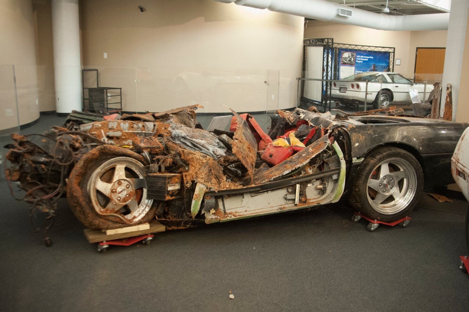 Das war mal ein teurer Sportwagen. Von dieser Corvette war nur noch ein Haufen Schrott übrig