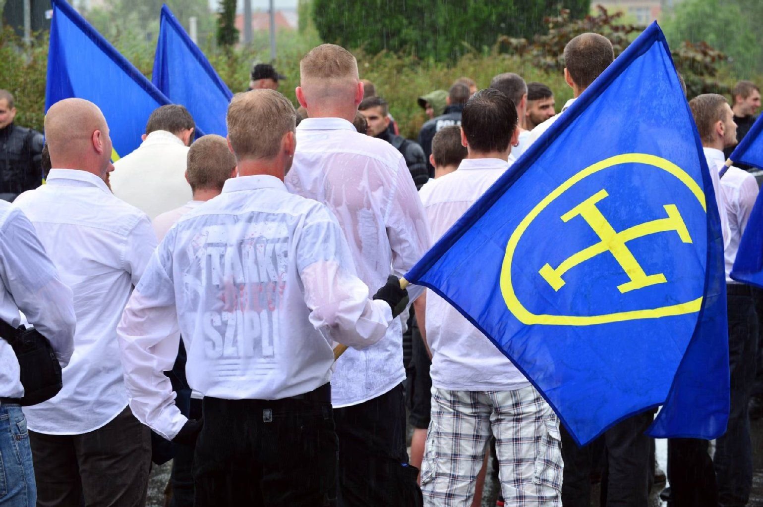 Teilnehmer einer Veranstaltung der "Europäischen Aktion Thüringen" tragen in Jena (Thüringen) Fahnen bei sich.