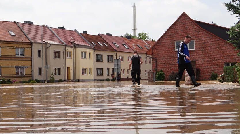 Die Flut beschäftigt die Stadt Raguhn-Jeßnitz wohl noch über Monate, wenn nicht Jahre: Im Juni war auch die Dessauer Straße in Jeßnitz abgesoffen.