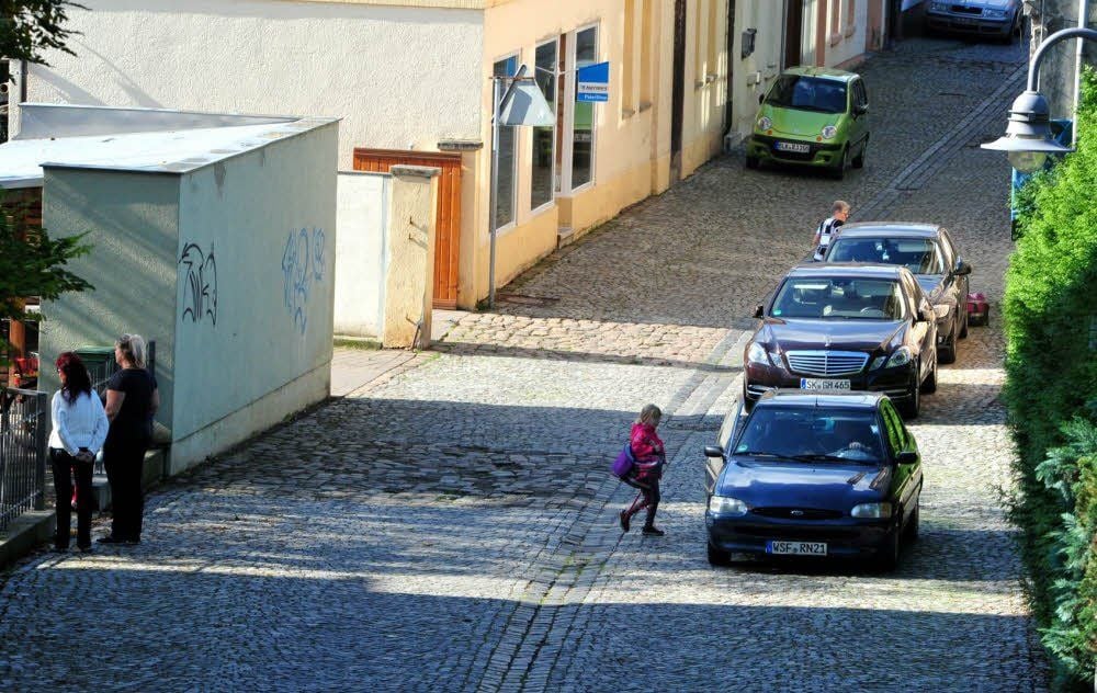 Gestern Mittag gab es mal keinen Stau im Teucherner Steinweg, weil sich Eltern beim Abholen ihrer Kinder vorschriftsmäßig verhielten.