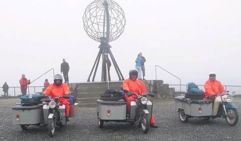 Die drei Weißenfelser stehen mit ihren Motorradgespannen am Nordkap.