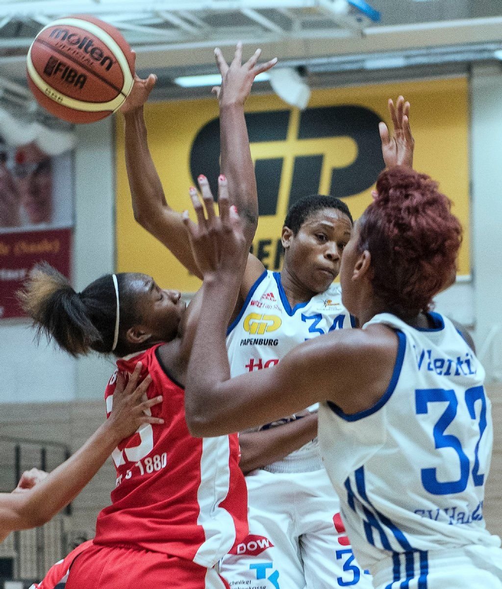 Tiffany Porter-Talbert (M.) unterliegt mit den Lions gegen Freiburg.