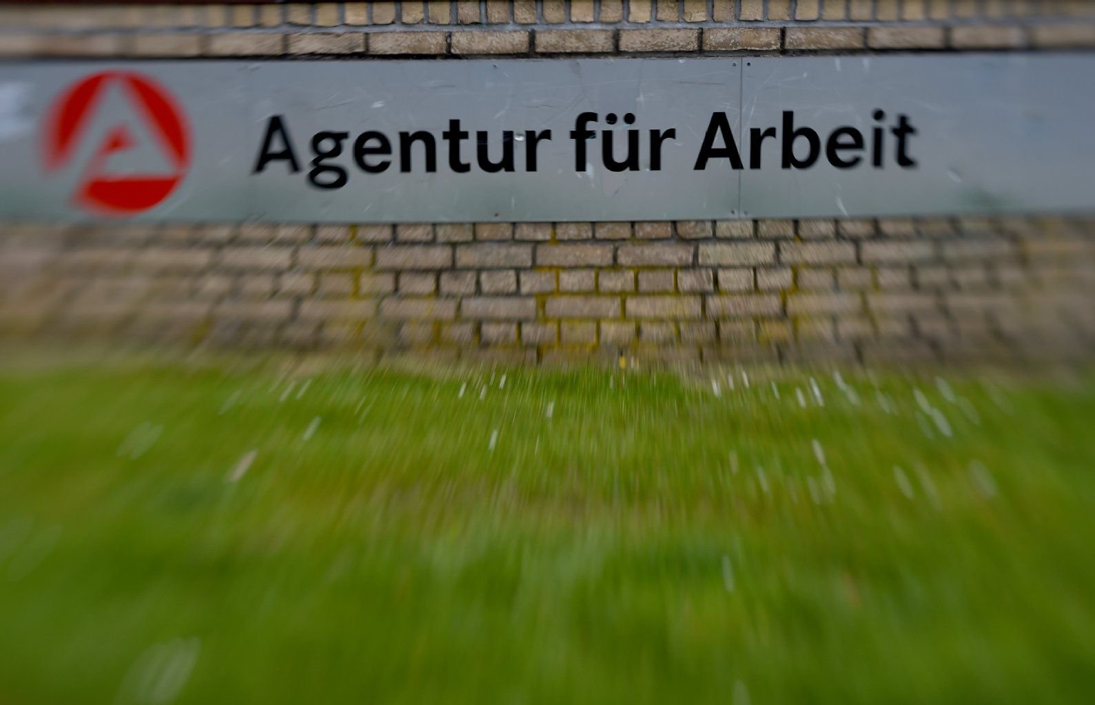 Das Schild "Agentur für Arbeit"