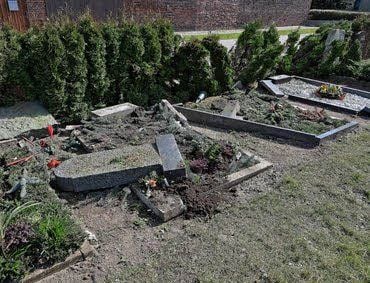 Nach einem Zusammenstoß kam ein Fahrzeug auf dem Sollnitzer Friedhof zum Stehen.