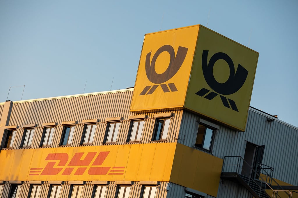 Die Deutsche Post DHL will deutlich mehr Pakete als bisher über die Schiene transportieren lassen und dadurch den CO2-Ausstoß reduzieren.
