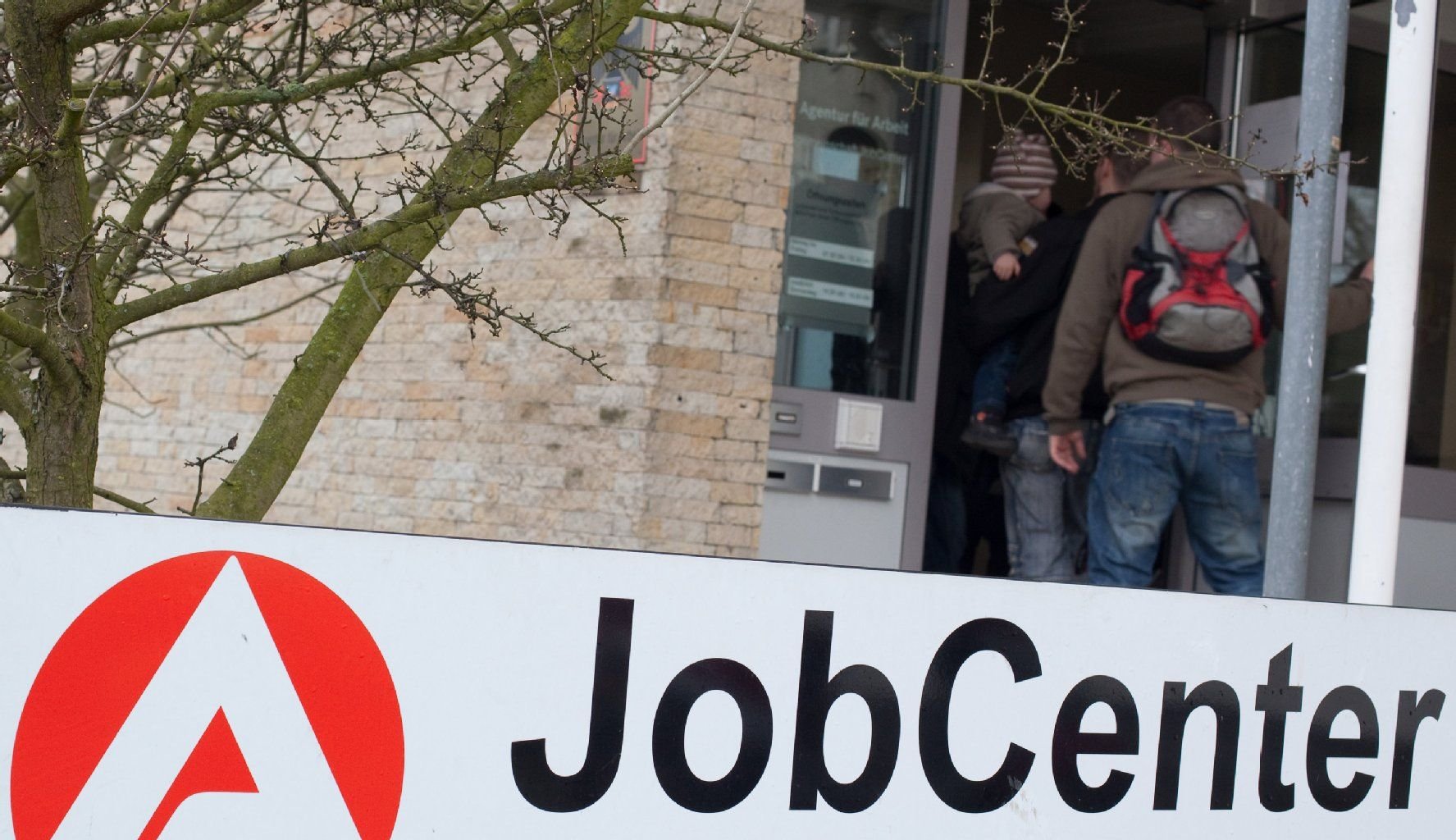 Für den dreiwöchigen Indonesien-Aufenthalt eines Hartz-IV-Beziehers muss das Jobcenter die Kosten übernehmen.