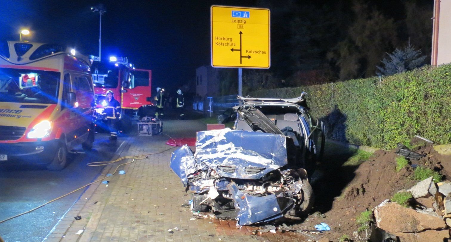 Rettungskräfte an der Unglücksstelle in Günthersdorf.
