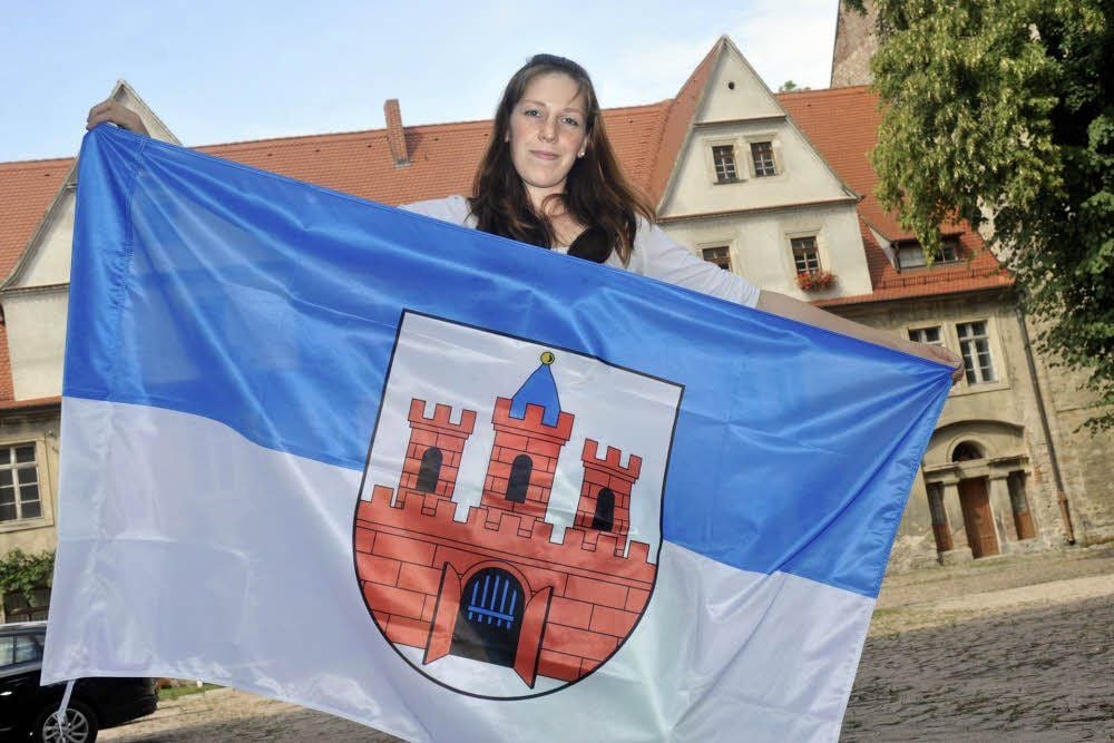 KKM-Mitarbeiterin Hannelore Heyroth präsentiert die Köthen-Fahne.