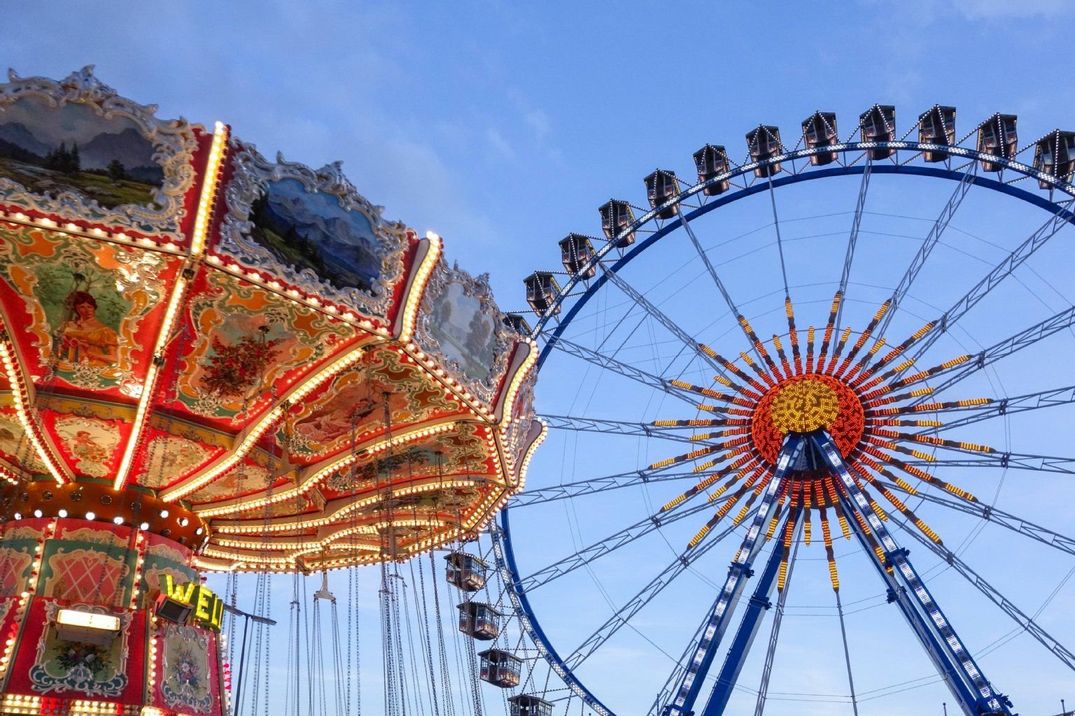 Die Fahrgeschäfte auf dem Oktoberfest begeistern große und kleine Besucher.