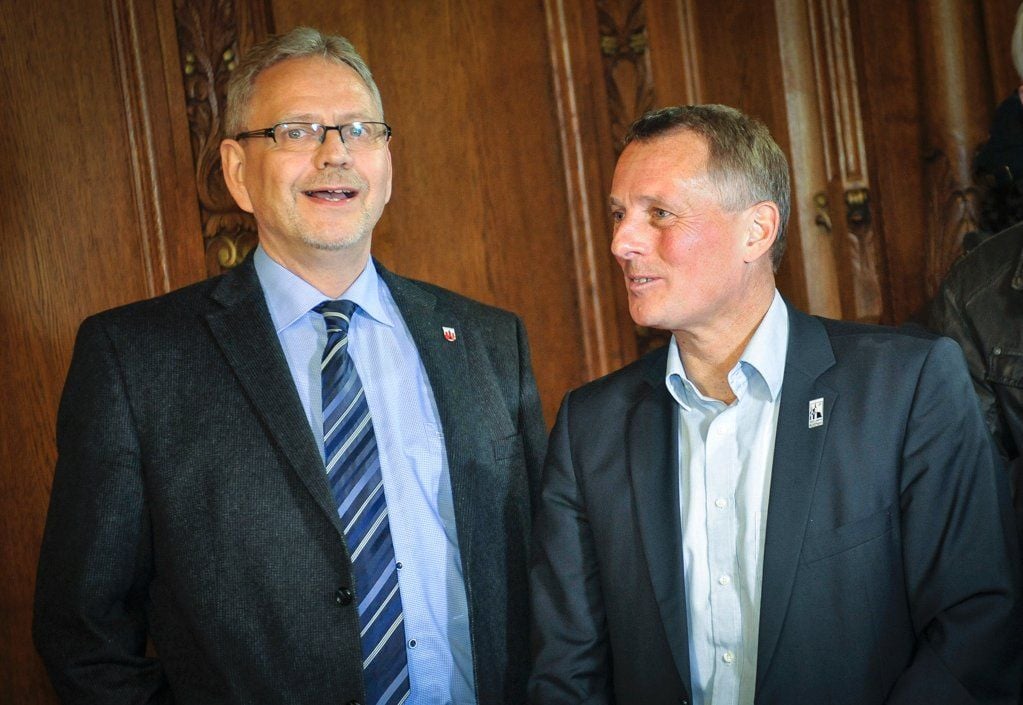 Wahlsieger Bernd Hauschild von der SPD mit dem Noch-OB Kurt-Jürgen Zander