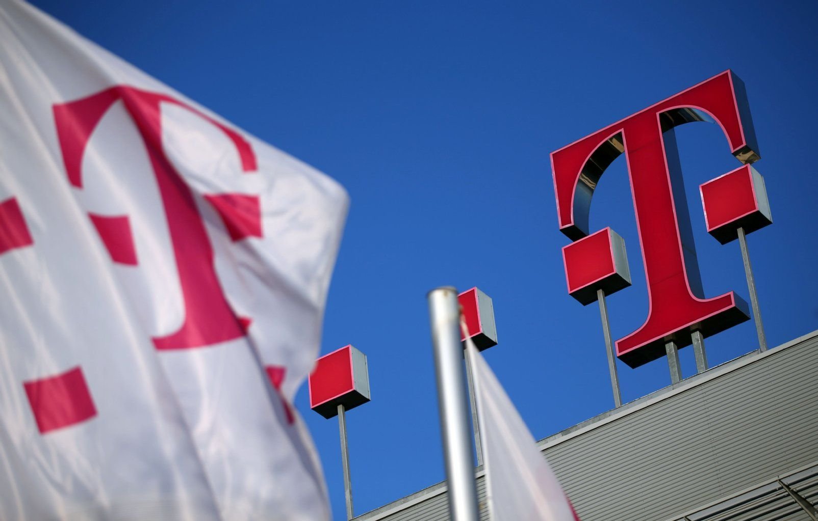 Das Logo der Deutschen Telekom in Bonn auf dem Dach der Zentrale der Deutschen Telekom.