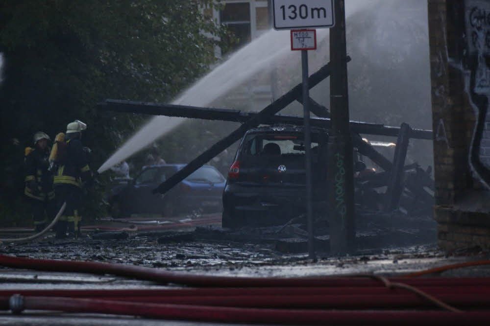 Die Trümmer der brennenden Brauerei beschädigten parkende Autos.
