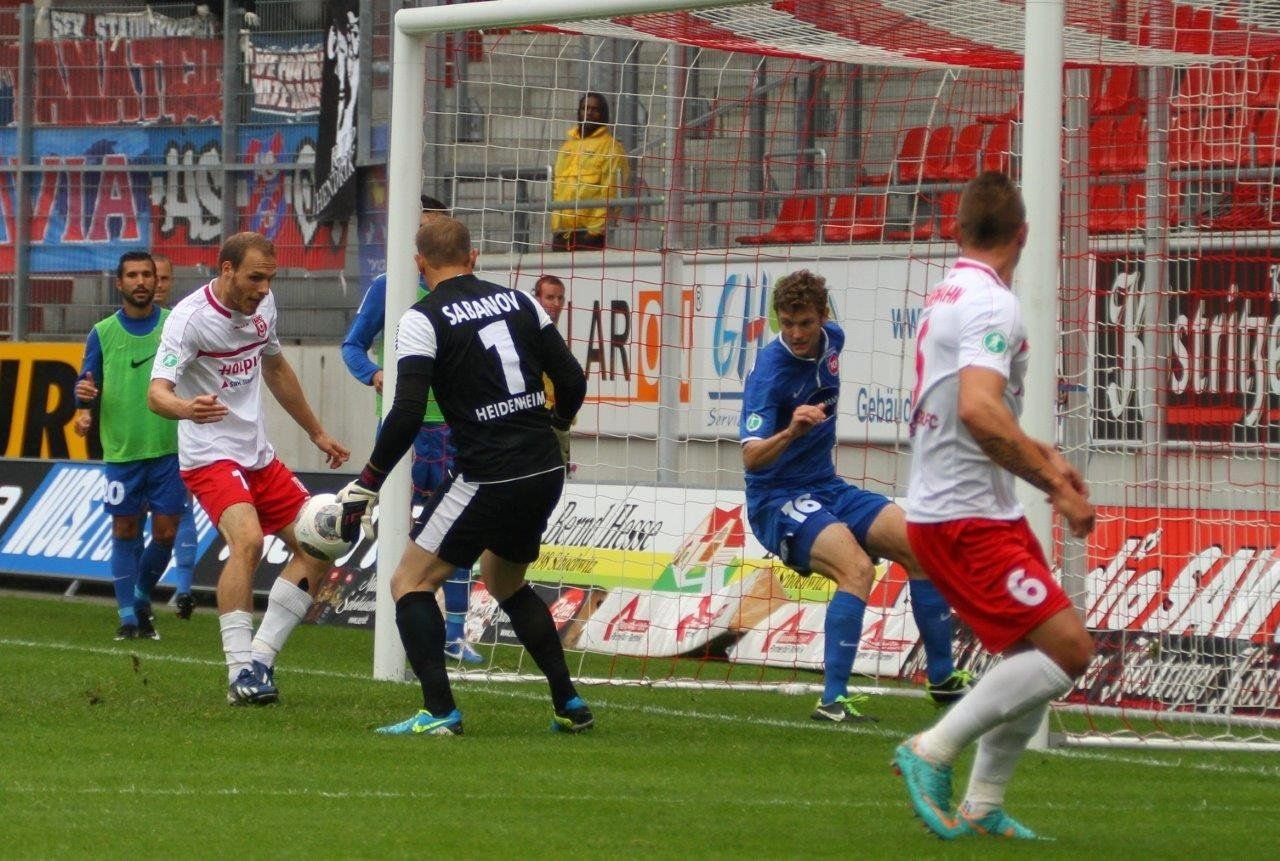 Timo Furuholm kann den Ball frei vorm Heidenheimer Tor nicht zum verdienten Ausgleich einschieben.
