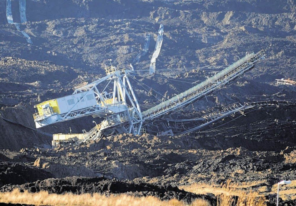 Der tonnenschwere Absetzer liegt am Hang einer Böschung im südlichen Teil des Amsdorfer Tagebaus. Das Gerät dient dazu, Abraum auf eine Kippe zu transportieren. Auf dieser Kippe sind in der Nacht zum Dreikönigstag große Erdmassen in Bewegung geraten. Dadurch wurde die Abraumtechnik mit in die Tiefe gerissen.