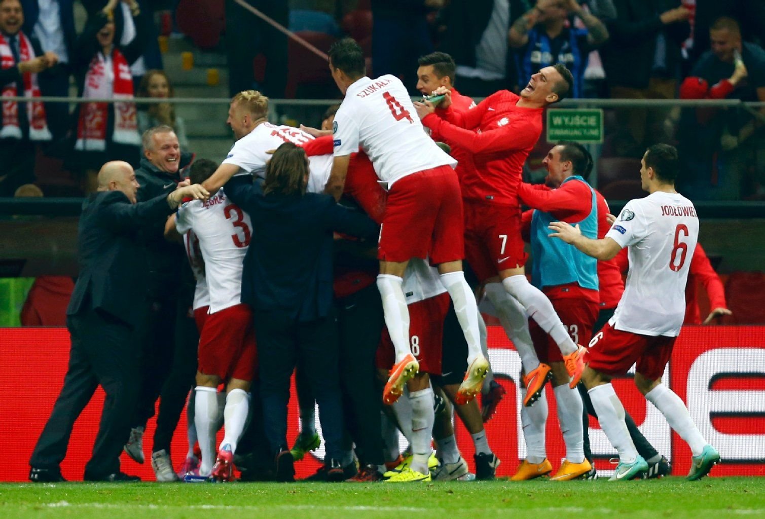 Ausgelassener Jubel bei den Polen nach dem 2:0