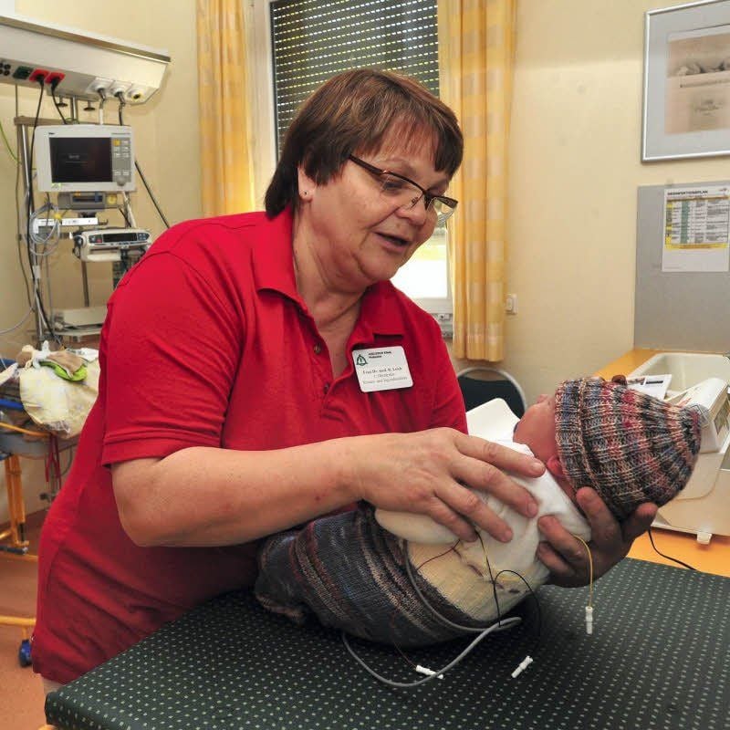 Die Leitende Oberärztin Roswitha Leich hält ein gesundes Baby im Arm. Doch es haben bei weitem nicht alle so gut wie dieser kleine Erdenbürger. Mitunter nehmen Mütter Drogen, andere rauchen in der Schwangerschaft oder trinken übermäßig viel Alkohol.