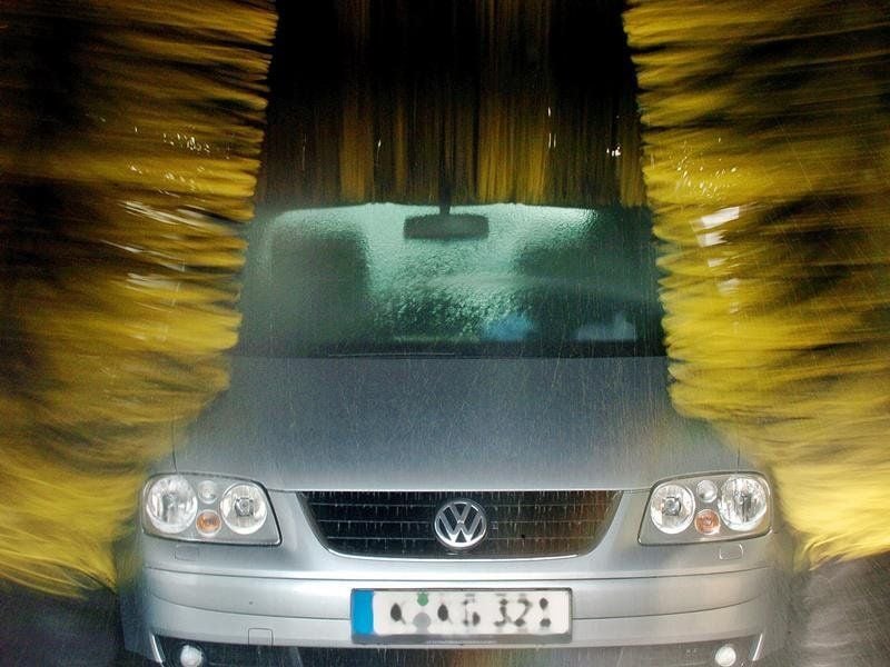 Schnell in die Waschstraße. Ist das Harz auf dem Auto frisch, stehen die Chancen gut, dass man es herunter bekommt.