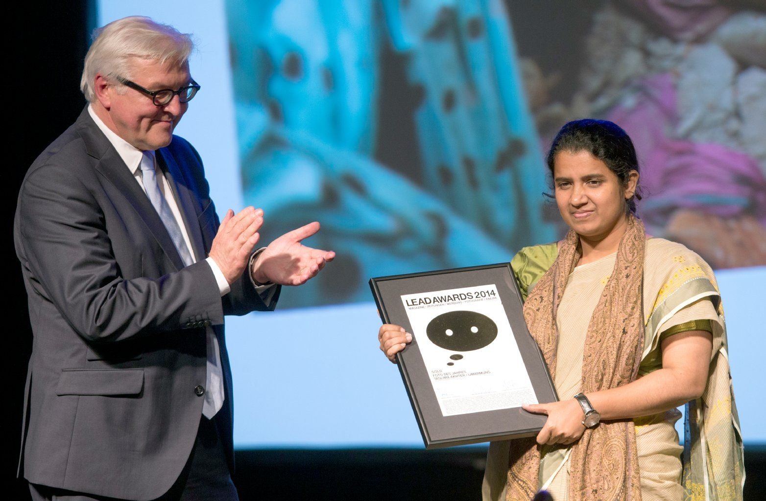 Bundesaußenminister Frank-Walter Steinmeier gratuliert Taslima Akhter, Preisträgerin des Publikumspreises "Foto des Jahres".